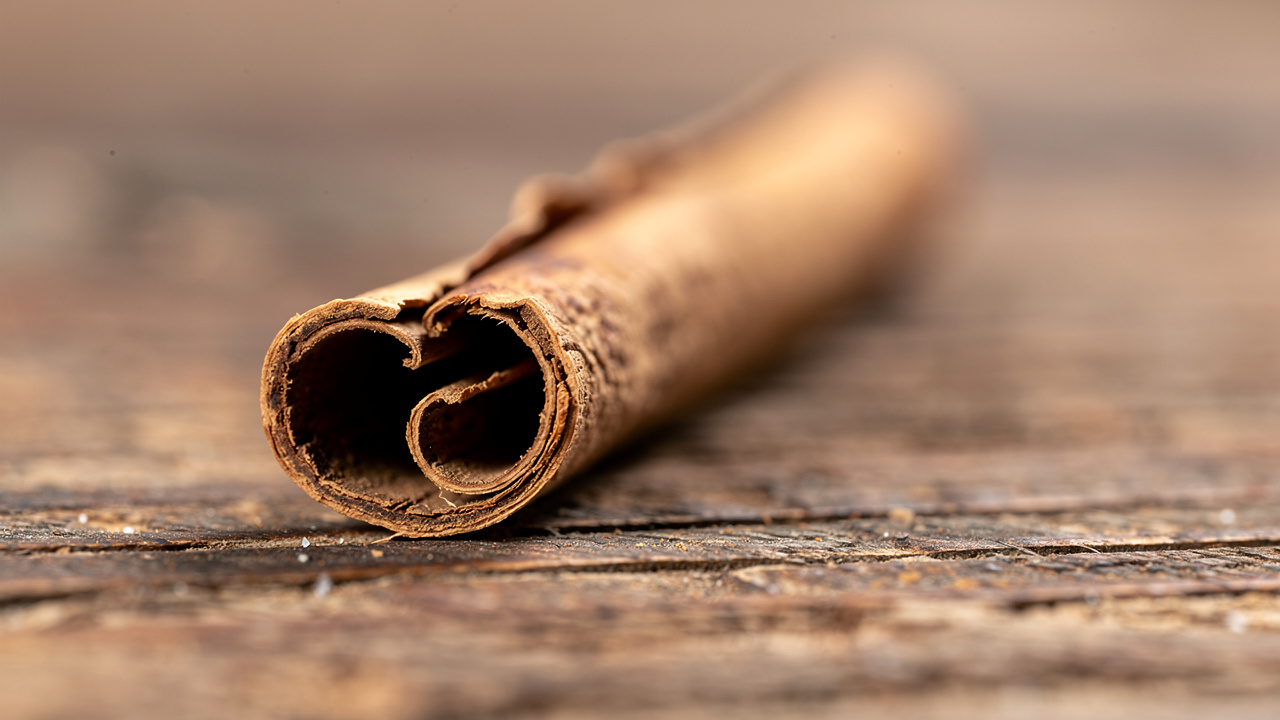 Близък план на навита на слоеве цейлонска канелена пръчица.